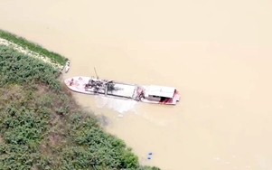 Đắk Lắk: Dân lo sạt lở bờ sông vì tàu hút cát sát bờ
