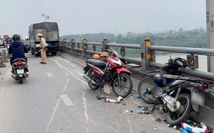 Bản tin TNGT 17/4: Xe tải mất lái tông bay dải phân cách trên cầu Thanh Trì