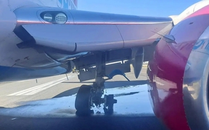 Khoảnh khắc máy bay Boeing 737 hạ cánh khẩn vì rơi bánh lúc cất cánh