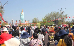 Bất chấp nắng nóng, hàng ngàn du khách viếng Mẹ Nam Hải dịp nghỉ lễ