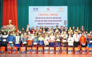 Tặng quà Tết cho học sinh, gia đình bị TNGT hoàn cảnh khó khăn ở Quảng Trị