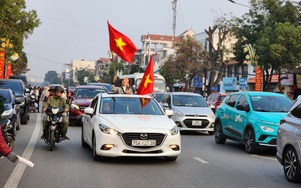 Người hâm mộ đổ dồn về sân Việt Trì cổ vũ cho tuyển Việt Nam