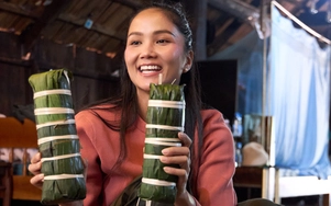 Hoa hậu H’Hen Niê tự tay gói 400 bánh tét tặng bà con quê nhà: "Của ít lòng nhiều"