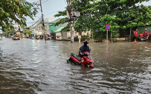 TP.HCM: Mưa xối xả khiến nhiều rốn ngập thành sông, người dân vật vã di chuyển