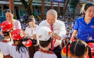 Trao mũ bảo hiểm, chia sẻ kiến thức ATGT cho hàng nghìn học sinh tiểu học ở TP.HCM