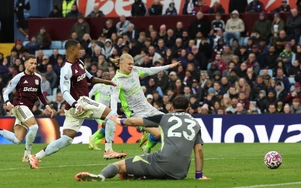 Matty Cash lập siêu phẩm giúp Aston Villa đánh bại Man City