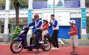 TP.HCM: HEAD Sơn Minh trao mũ bảo hiểm cho học sinh Trường tiểu học Lê Văn Việt