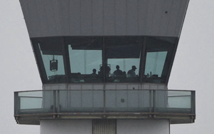 Mỹ: Chính phủ đóng cửa, hàng trăm kiểm soát không lưu phải làm thêm giao đồ ăn, lái Uber