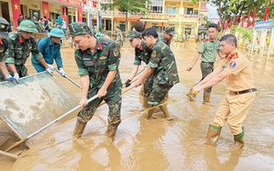 CSGT Lào Cai dầm mình trong bùn đất dọn dẹp trường lớp, nhà cửa giúp dân ổn định cuộc sống