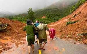 Đà Nẵng: Hơn hai giờ khiêng sản phụ từ vùng sạt lở ra xe múc để đi trạm y tế
