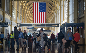 Sân bay tắc nghẽn, nghị sĩ Mỹ phải đi xe chung, xe máy vượt đường xa đến Quốc hội