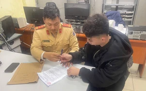 Dán sticker che biển số xe máy, nam thanh niên bị phạt 5 triệu đồng, trừ 6 điểm GPLX