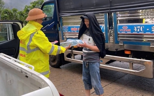 CSGT Đà Nẵng tiếp lương thực cho người dân mắc kẹt do sạt lở đường Hồ Chí Minh