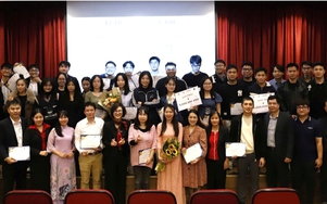 Sinh viên Đại học Xây dựng Hà Nội sáng tạo không gian phòng thí nghiệm với sơn hiệu ứng