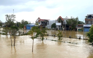 Tỉnh lộ ngập sâu gây chia cắt giao thông, hơn 7.500 nhà dân ở TP Huế chìm trong nước