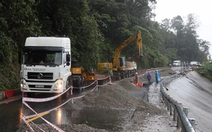 Chạy đua với mưa lũ khắc phục sụt lún trên quốc lộ 24 nối lại mạch giao thông