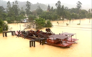 Đắk Lắk: Tàu hút cát đứt neo trôi tự do trên sông Krông Ana, uy hiếp cầu Giang Sơn