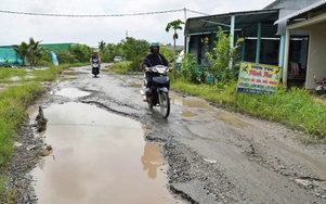 Cà Mau: Người dân ngán ngẩm mỗi khi qua tuyến đường trung tâm xã chi chít ổ gà, ổ voi