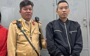 Hà Nội: CSGT và người dân vây bắt tên cướp xe máy của nữ sinh trên phố