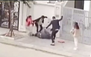 Điều tra vụ người đàn ông bị đánh hội đồng trên vỉa hè ở Hà Nội