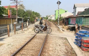 Những khó khăn cần tháo gỡ để xóa lối đi tự mở qua đường sắt