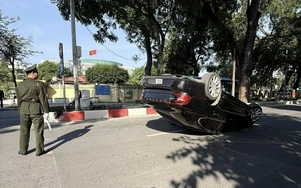 Bản tin TNGT 25/11: Ô tô mất lái, lật ngửa trên phố Hà Nội do tài xế buồn ngủ
