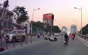 Xe máy quay đầu trên cầu vượt gây tai nạn