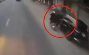 Mở cửa ô tô thiếu quan sát gây tai nạn khiến một nữ sinh tử vong