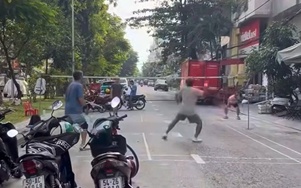 Xử lý nhóm người giăng lưới đánh cầu lông giữa đường phố TP.HCM