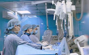 Cứu sống nam sinh sau can thiệp hút huyết khối tĩnh mạch não hiếm gặp
