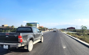 Khẩn trương thảm nhựa quốc lộ 1 qua Hà Tĩnh sau mưa bão