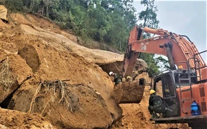 Cận cảnh khắc phục sạt lở đường đèo Khánh Lê qua Khánh Hoà sau lũ