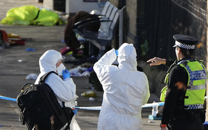 Vụ tấn công trên tàu ở Anh: Nghi phạm bị truy tố 11 tội danh âm mưu giết người