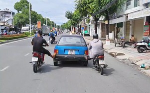Xác minh vụ hai người đi xe máy dùng chân đẩy ô tô trên đường phố Nha Trang
