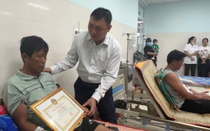 Chủ tịch nước tặng Huân chương Dũng cảm cho 2 ngư dân lao ra biển cứu người trong bão