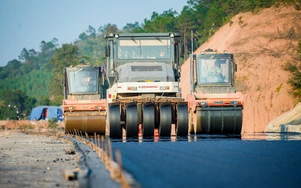 Hối hả thi công, thông tuyến cao tốc Hữu Nghị - Chi Lăng ngày 19/12