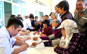 Binh đoàn 15 chăm sóc sức khỏe cho đồng bào Gia Lai sau bão lũ