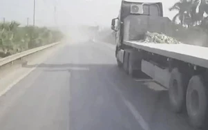 Ô tô 16 chỗ tông xe vệ sinh môi trường trên cao tốc Hà Nội - Thái Nguyên