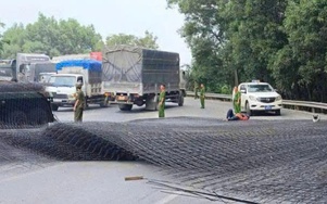 Bản tin TNGT 3/12: Thép từ xe container rơi xuống đường khiến đôi nam nữ đi xe máy gặp nạn