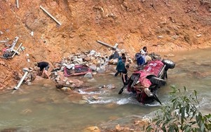 Huế: Va chạm trên cao tốc La Sơn - Túy Loan, ô tô bán tải rơi xuống suối