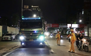 Hà Nội xử lý hàng chục xe quá tải trong một đêm