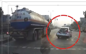 Dừng đèn đỏ, ô tô con bất ngờ bị xe bồn húc văng ra giữa ngã tư