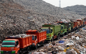 Mưu sinh trên núi rác ở Indonesia