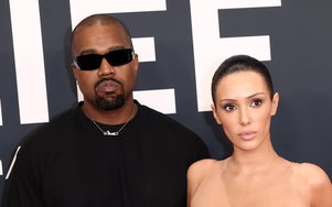 Vợ Kanye West gây sốc tại thảm đỏ Grammy