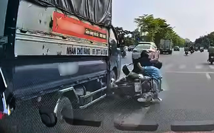 Xe máy bất ngờ đâm vào ô tô tải