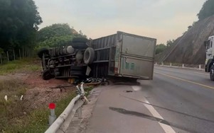 Bản tin TNGT 21/5: Va chạm xe tải trên cao tốc Cam Lộ - La Sơn, 2 người bị thương