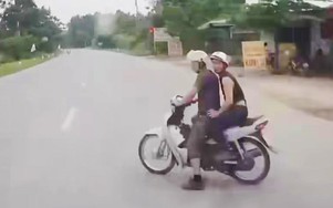 Lao ra đường thiếu quan sát, xe máy suýt gặp tai nạn