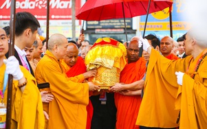 Hàng nghìn người đội mưa cung rước xá lợi Đức Phật về chùa Phúc Sơn