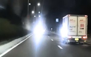 Tài xế chói mắt, ảnh hưởng tầm nhìn vì đèn của xe tải phía trước