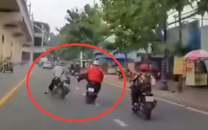 Công an TP.HCM làm việc với thanh niên dùng chân đạp ngã người khác khi chạy xe trên đường